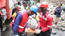Petugas penyelamat mengevakuasi korban akibat bangunan yang ambruk di Nairobi, Kenya (30/4).Diperkirakan ada belasan orang yang tewas dan beberapa orang lainnya masih terperangkap dalam reruntuhan. ( REUTERS/Harman Kariuki)