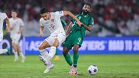 Pemain Timnas Indonesia, Rizky Ridho, berusaha menghentikan laju pemain Arab Saudi, Firas Al-Buraikan, pada pertandingan lanjutan putaran ketiga Kualifikasi Piala Dunia 2026 Zona Asia di Stadion Utama Gelora Bung Karno (SUGBK), Senayan, Selasa (19/11/2024). (Bola.com/M Iqbal Ichsan)