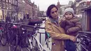 Bersama dengan El Barack, serta adiknya, Jedar berangkat ke Amsterdam, Belanda sejak Jumat (23/12/2016). Beberapa tempat yang akan disambangi oleh presenter dan pemeran itu bersama dengan buah hatinya. (Instagram/inijedar)