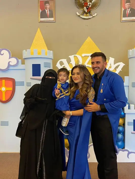 Artis yang putuskan jadi pendakwah, Umi Pipik terlihat hadir mengenakan busana hitam-hitam. Seperti diketahui, Umi Pipik merupakan sahabat dekat Nathalie. [Instagram/_ummi_pipik_]