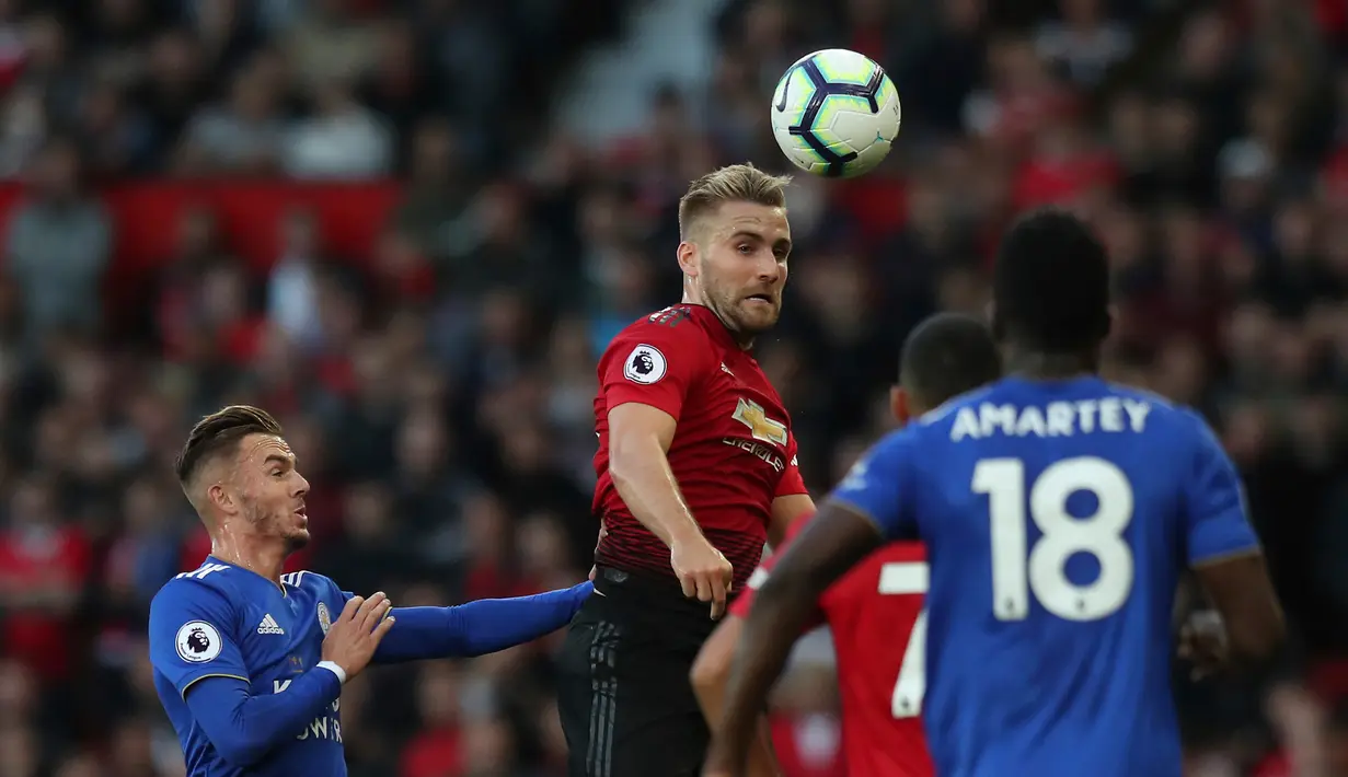 Pemain Manchester United, Luke Shaw (dua kiri) berebut bola di udara dengan pemain Leicester City dalam ajang Liga Inggris di Old Trafford, Manchester, Inggris, Jumat (10/8). Luke Shaw menyumbang satu gol dalam pertandingan ini. (AP Photo/Jon Super)