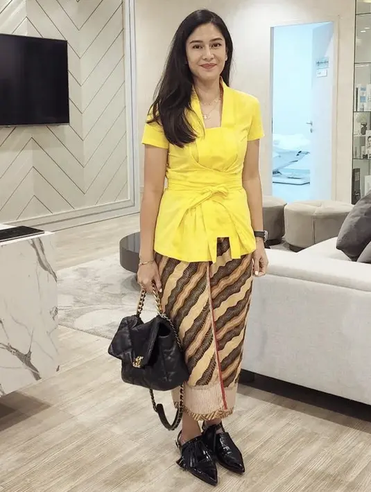 <p>Kebaya kuning kutu baru dengan belt kain yang dikenakan Dian Sastro pun bisa menjadi inspirasi. Padukan dengan kain lilit yang tidak terlalu panjang, kombinasikan dengan slop atau sepatu mary jane atau oxford. @therealdisastr</p>