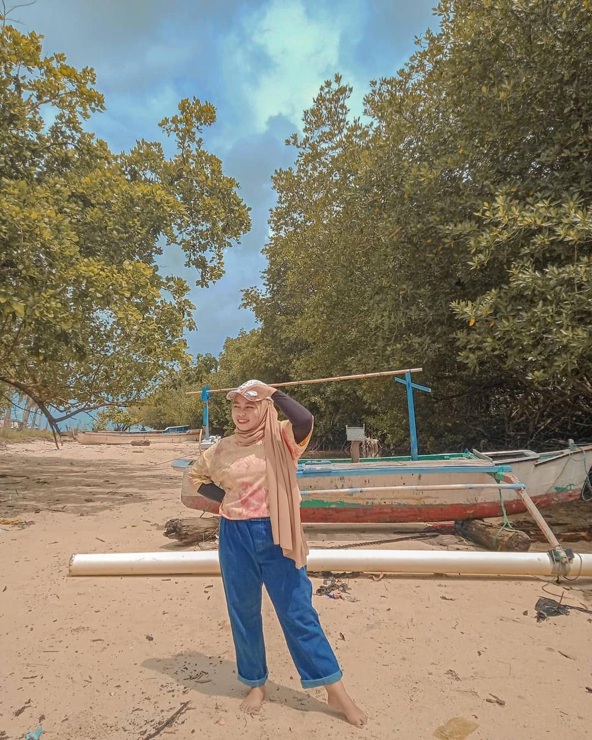 6 Inspirasi OOTD Hijab Pantai Simpel yang Nyaman dan Stylish, Cocok untuk Foto - Main Air