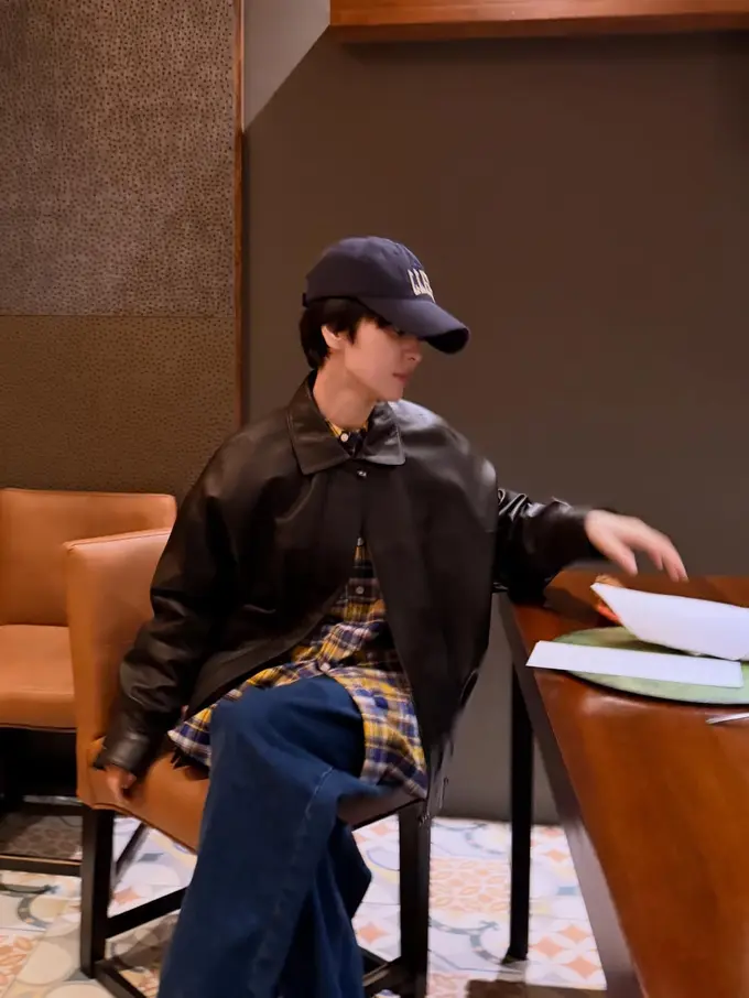 Jauh dari Kesan Girly, Song Hye Kyo Hadir dengan Gaya Semi Maskulin Saat Dinner Akhir Tahun