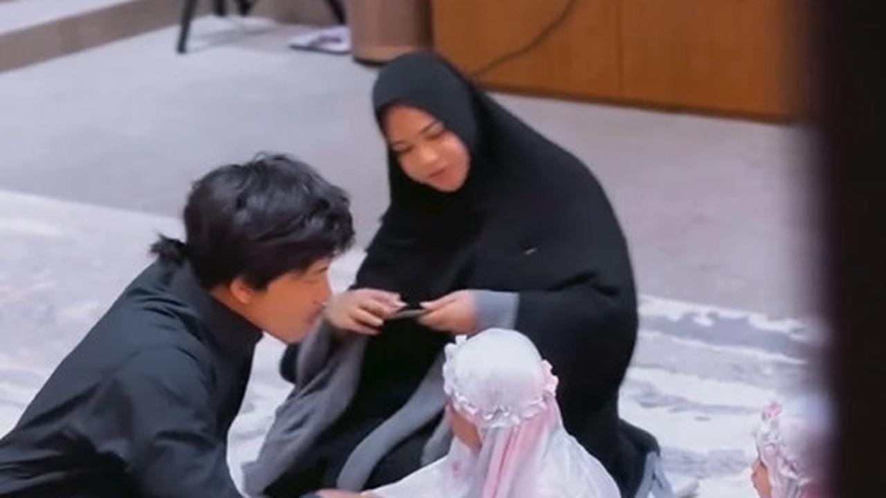 Sorotan berikutnya adalah sikap Aurel setelah selesai salat.&nbsp;