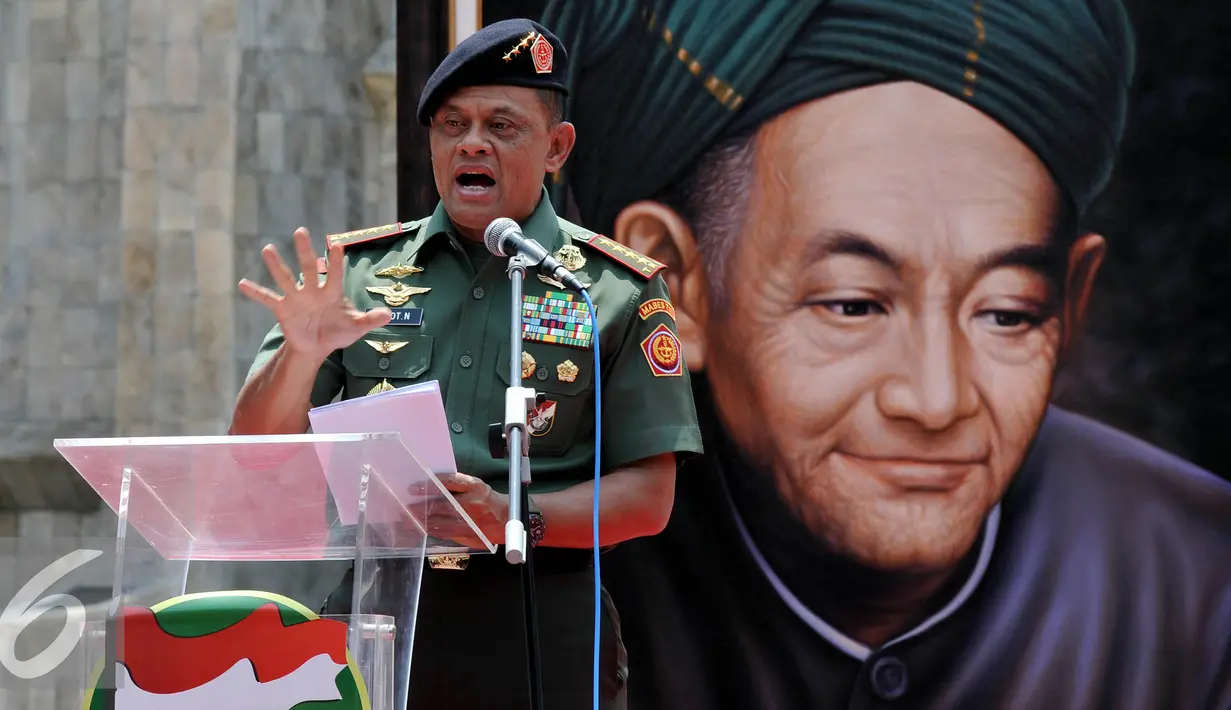 Panglima TNI Jenderal TNI Gatot Nurmantyo, menyampaikan pidato dalam acara kirab Resolusi Jihad NU di Tugu Proklamasi, Jakarta, Kamis, (22/10/2015). Hari Santri Nasional ditetapkan pada 22 Oktober. (Liputan6.com/Johan Tallo)