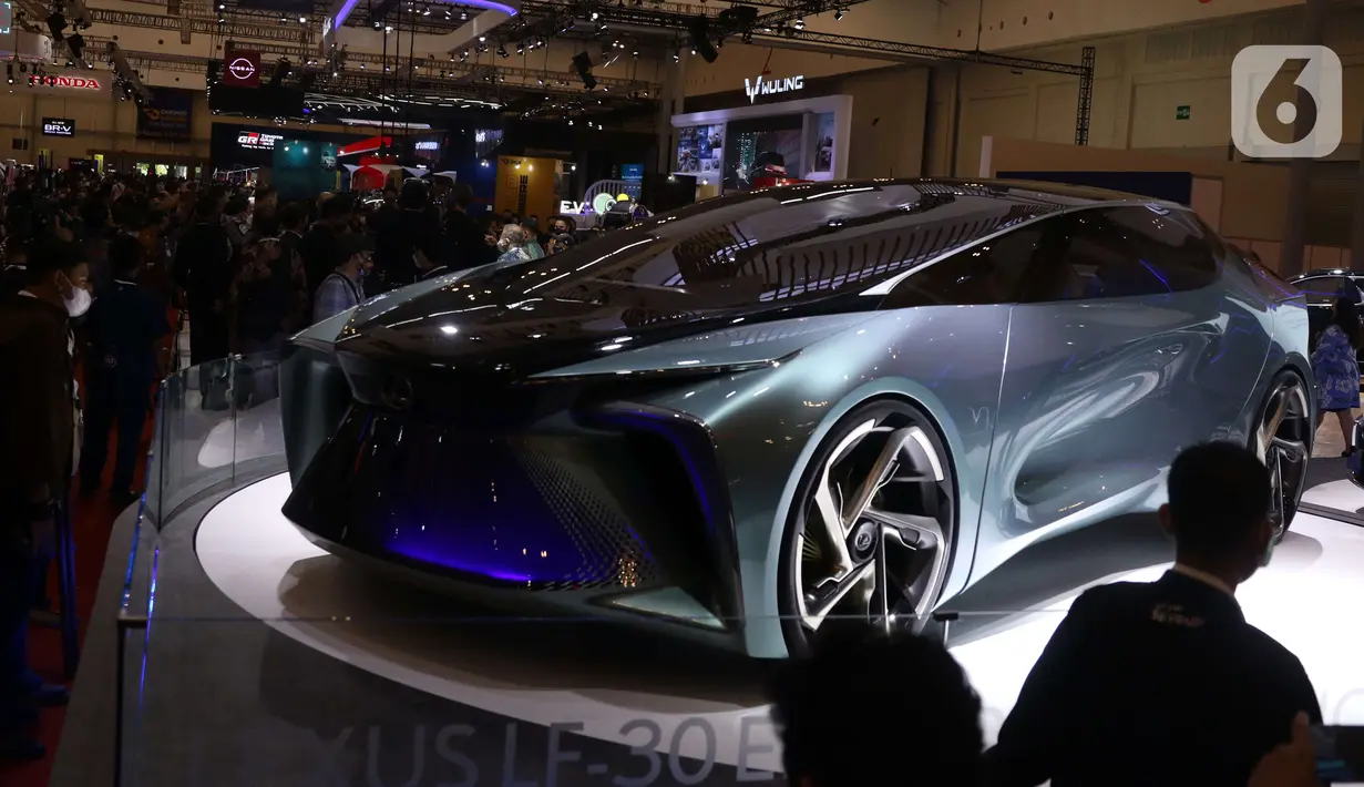 Pengunjung melihat-lihat mobil konsep pada pameran Gaikindo Indonesia International Auto Show (GIIAS) 2021 di ICE BSD, Banten, Kamis (11/11/2021). Pameran GIIAS diharapkan dapat membantu menggerakkan perekonomian di Indonesia. (Liputan6.com/Angga Yuniar)