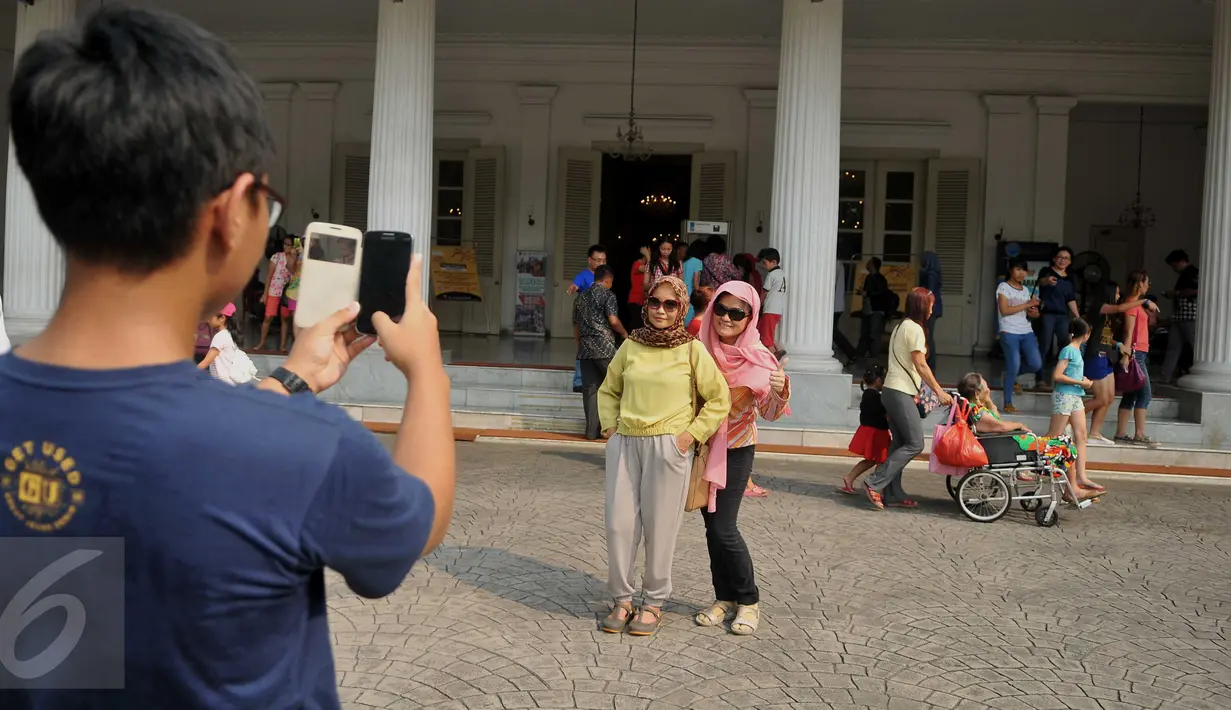 Warga berfoto didepan Balaikota Jakarta, (7/5). Pemerintah Provinsi DKI Jakarta sengaja mengadakan acara yang bertajuk Wisata Balaikota ini. (Liputan6.com/Gempur M Surya)