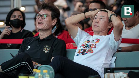 Ekspresi kecewa mantan pelatih Timnas Indonesia, Shin Tae-yong saat nonton bareng ketika Skuad Garuda kebobolan gol oleh Australia dalam laga lanjutan Putaran Ketiga Kualifikasi Piala Dunia 2026 di daerah sekitar Setiabudi, Jakarta Pusat, Kamis (20/03/2025) sore WIB. (Bola.com/Bagaskara Lazuardi)