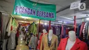 Pedagang menata pakaian dagangannya di Pasar Baru Metro Atom, Jakarta, Kamis (5/12/2019). PKL Senen akan direlokasi ke Pasar Baru Metro Atom lantaran para pedagang berjualan di bahu Jalan yang menyebabkan kemacetan dan terlihat kumuh. (Liputan6.com/Faizal Fanani)