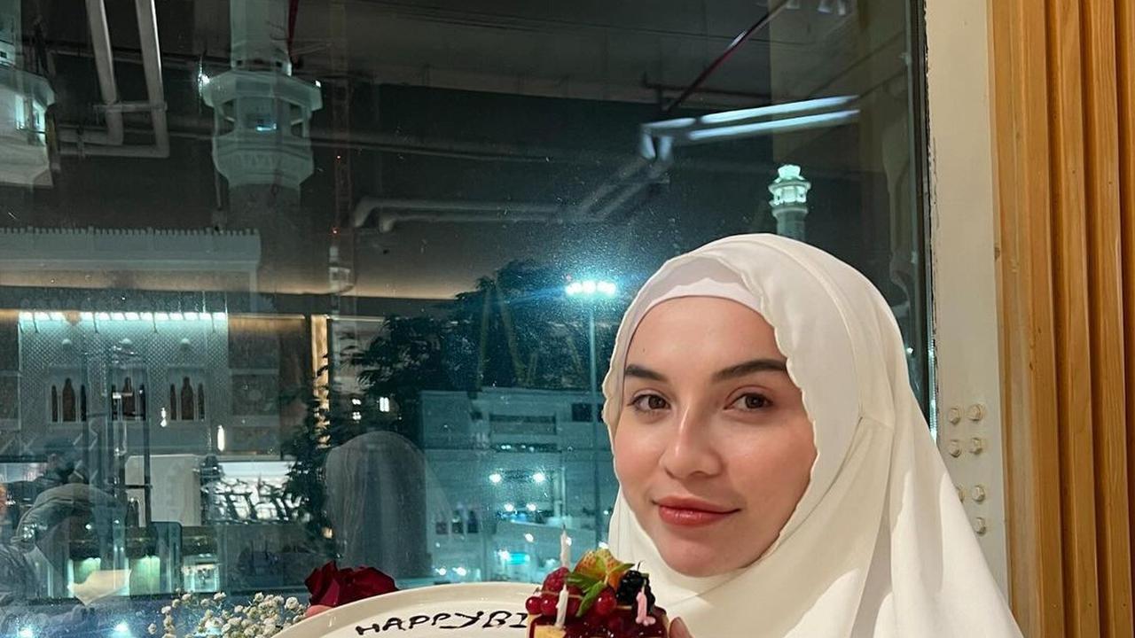 Momen Spesial Elina Joerg di Makkah, Rayakan Ulang Tahun dengan Ibadah Umrah
