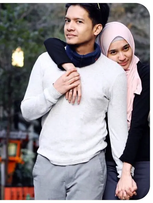 <p>Ada tiga hal penting yang dipegang pasangan ini saat menyelesaikan masalah. Diantaranya tidak mengumbar ke media sosial. [Instagram/dimasseto_1/dhiniaminarti]</p>