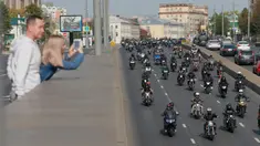 Orang-orang memotret para pengendara motor yang berkendara di sepanjang jalan lingkar Garden dalam sebuah parade sepeda di Moskow, Rusia, pada 26 September 2020. Beberapa ribu pengendara sepeda motor ikut serta dalam parade tersebut. (Xinhua/Alexander Zemlianichenko Jr)