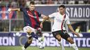 Pemain AC Milan, Tijjani Reijnders, berebut bola dengan pemain Bologna, Stefan Posch, pada pekan pertama Serie A di Stadion Renato Dall'Ara, Selasa (22/8/2023). AC Milan menang dua gol tanpa balas. (Massimo Paolone/LaPresse via AP)