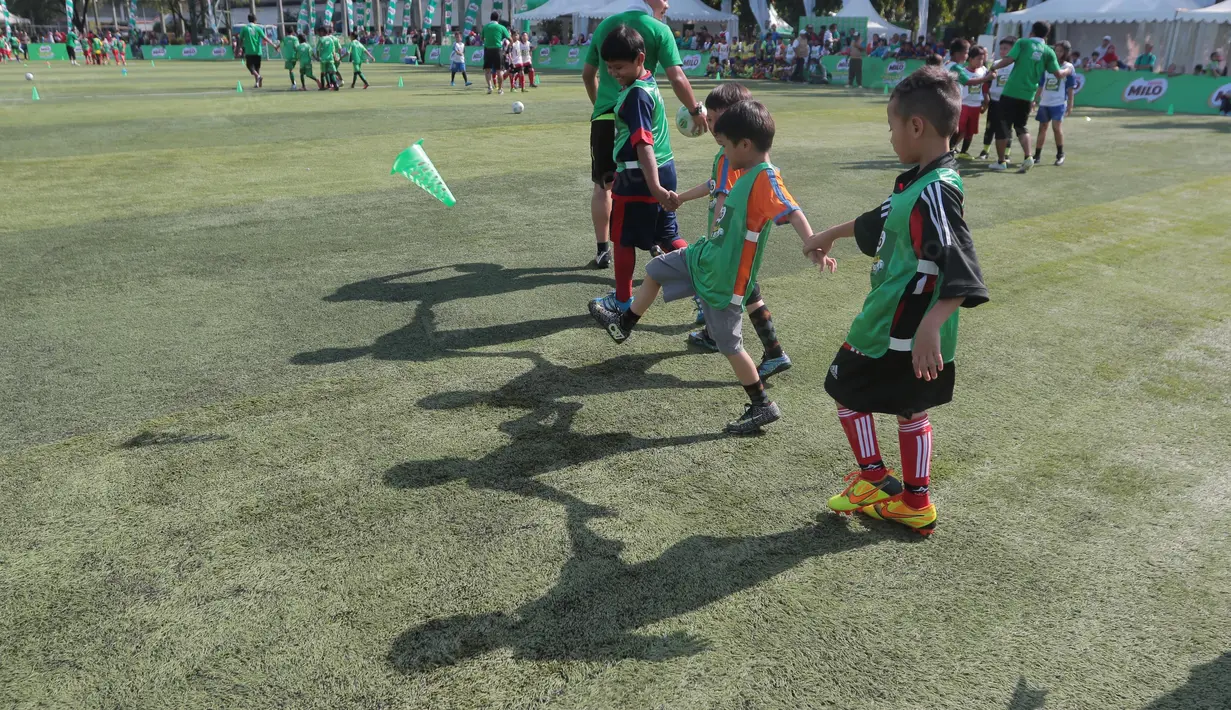 Para siswa Sekolah Dasar  terlihat antusias berlatih pada pada ajang Milo Football Clinic Day, Minggu (30/10/2016) di Simprug. (Bola.com/Nicklas Hanoatubun)