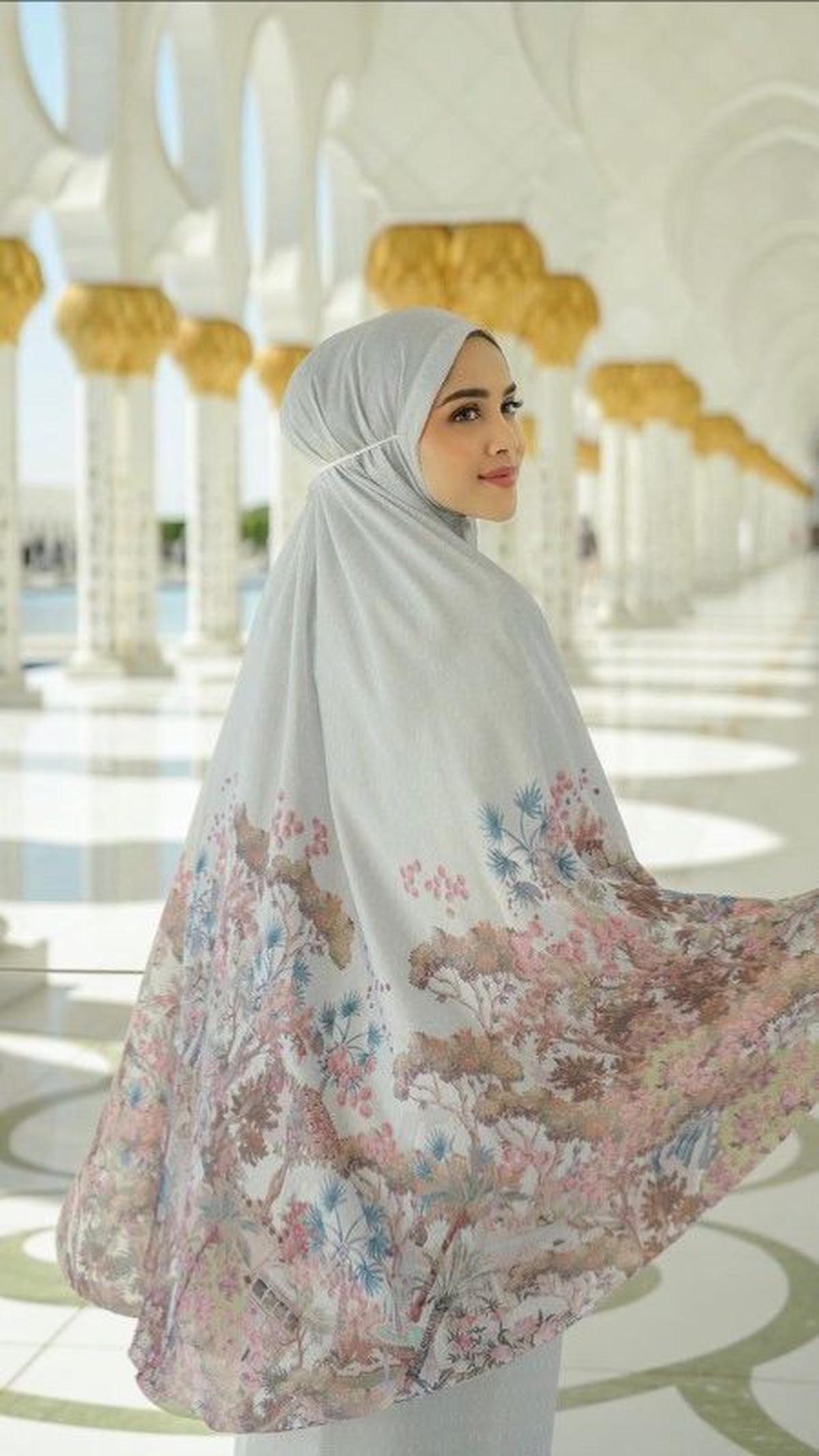 Semua mukena ini tidak hanya sebagai perlengkapan ibadah, tetapi juga sebagai ungkapan gaya dan keindahan dalam merayakan hari kemenangan umat Muslim.