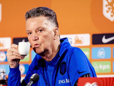 Louis van Gaal menjadi pelatih kelima dengan gaji tertinggi di Piala Dunia 2022. Pria 71 tahun itu mendapatkan 2,5 juta pound. Ia ditunjuk untuk menukangi Timnas Belanda pada 2021 lalu, menggantikan Frank de Boer yang gagal memberikan penampilan terbaiknya di Euro 2020. Piala Dunia 2022 Qatar akan menjadi edisi terkahir Van Gaal menjadi pelatih di Skuad Oranje.&nbsp;(AFP/ANP/Robin van Lonkhuijsen)