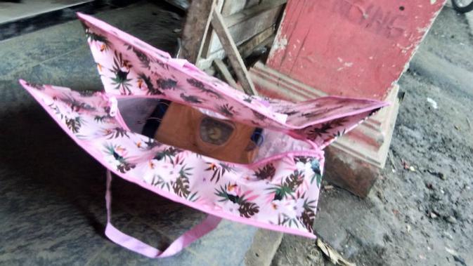 Benda mencurigakan diduga bom di Pasar Sampang Cilacap. (Liputan6.com/Muhammad Ridlo/Istimewa)