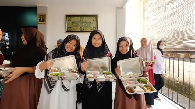 Santri di Karanganyar menyambut Program MBG yang membawa harapan dan semangat baru di pesantren, mendukung kesejahteraan serta aktivitas belajar mereka.
