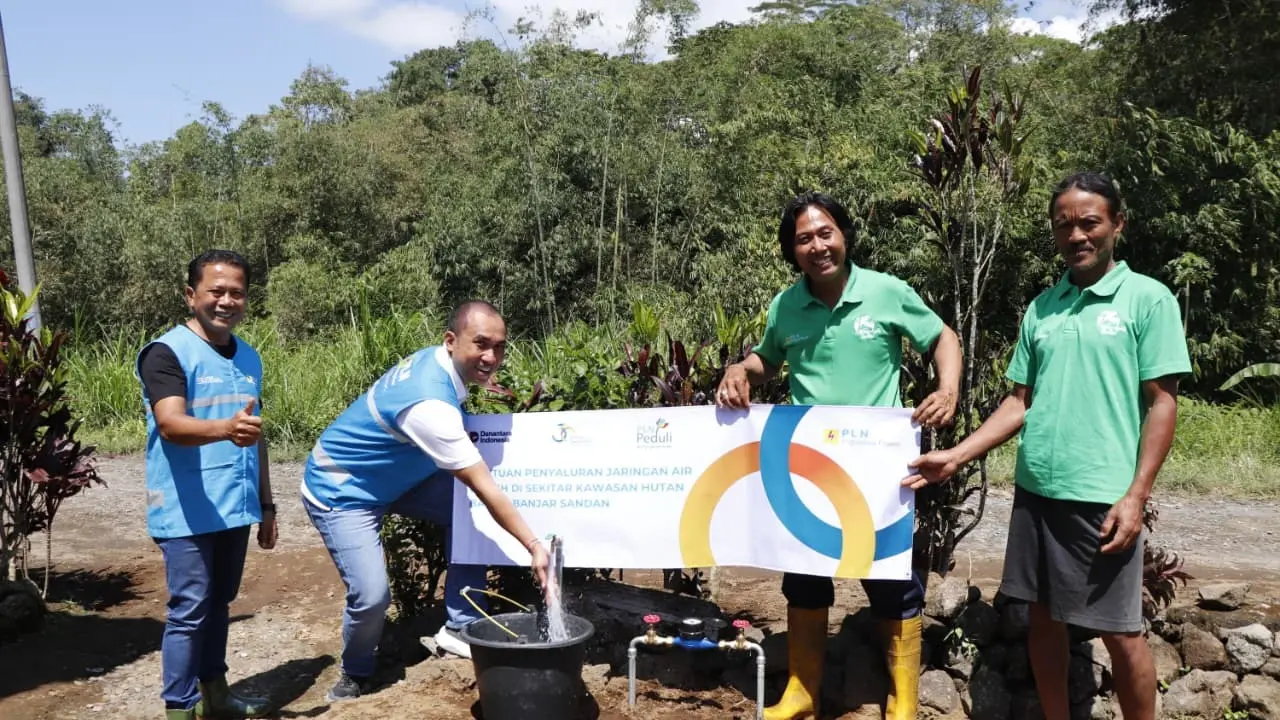 Bantuan jaringan air bersih kepada warga di sekitar kawasan Hutan Bambu Sandan, Tabanan, Bali.