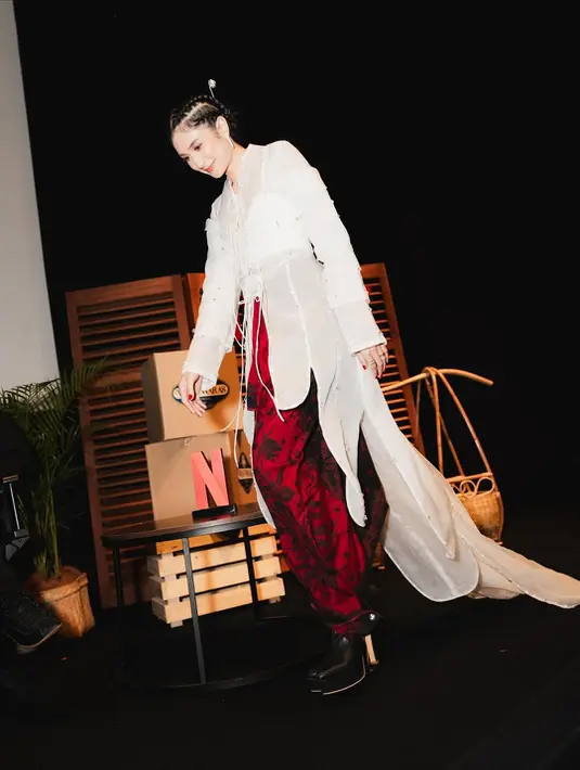 Heels boots kulit hitam yang tinggi jadi sentuhan edgy pada tampilan etnik Mikha Tambayong [@miktambayong]