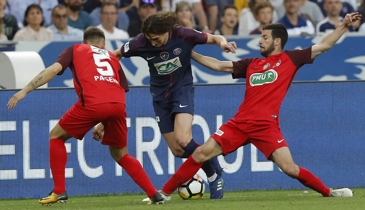 Gelandang Paris Saint Germain, Adrien Rabiot, berusaha melewati dua pemain Les Herbiers pada laga final Piala Prancis di Stade de France, Selasa (8/5/2018). Paris Saint Germain menang 2-0 atas Les Herbiers. (AP/Michel Euler)