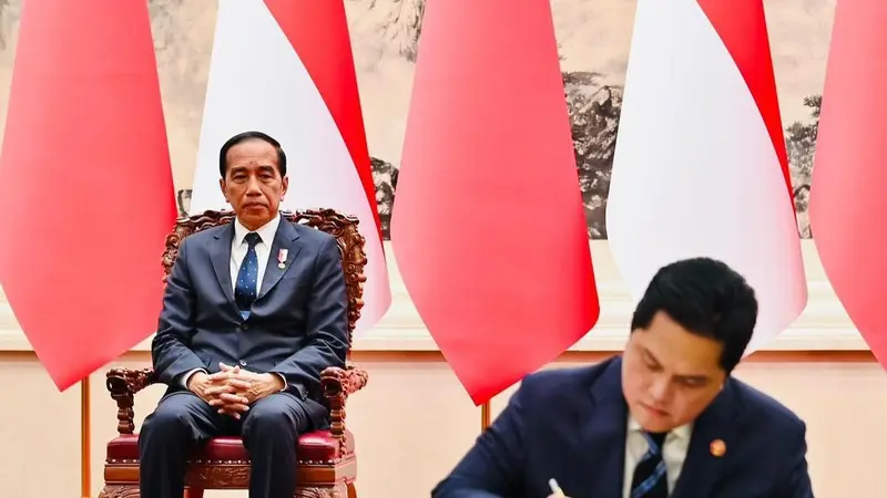 Menteri BUMN Erick Thohir menandatangi sebuah perjanjian dalam kunjungannya mendampingi Presiden Jokowi ke China