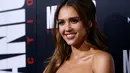Artis Jessica Alba tersenyum saat pemutaran film "Mechanic: Resurrection" di Los Angeles, California AS, (22/8). Jessica Alba tampil dengan gaun bermotif bunga . (REUTERS/Mario Anzuoni)