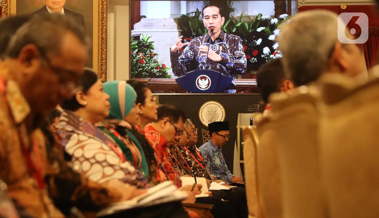 Kepala duta besar hingga pejabat eselon menyimak sambutan Presiden Joko Widodo saat membuka Rapat Kerja (Raker) Kepala Perwakilan RI dengan Kementerian Luar Negeri (Kemenlu) di Istana Negara‎, Kamis (9/1/2020). Pembukaan Raker ditandai dengan pemukulan gong oleh Jokowi. (Liputan6.com/Angga Yuniar)