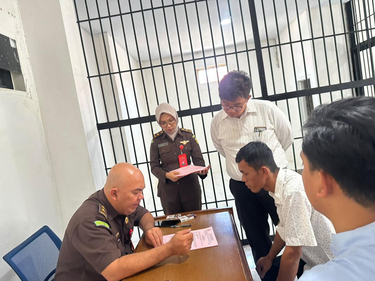 Penyidik Subdit IV Tipidter Ditreskrimsus Polda Sulbar menyerahkan berkas dan tersangka RS kepada Kejari Pasangkayu. (merdeka.com/Istimewa).