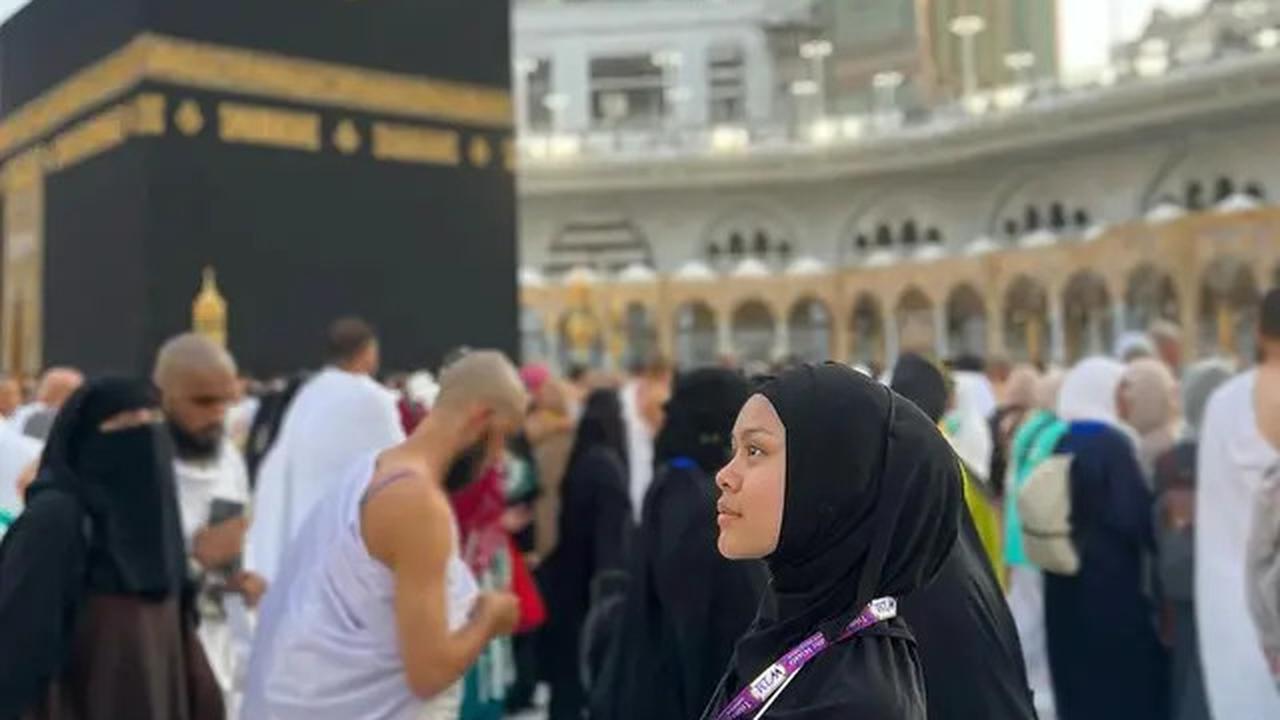 7 Potret Melly Lee Umroh Tampil Berhijab Mirip Masa SMP, Tak Pakai Makeup
