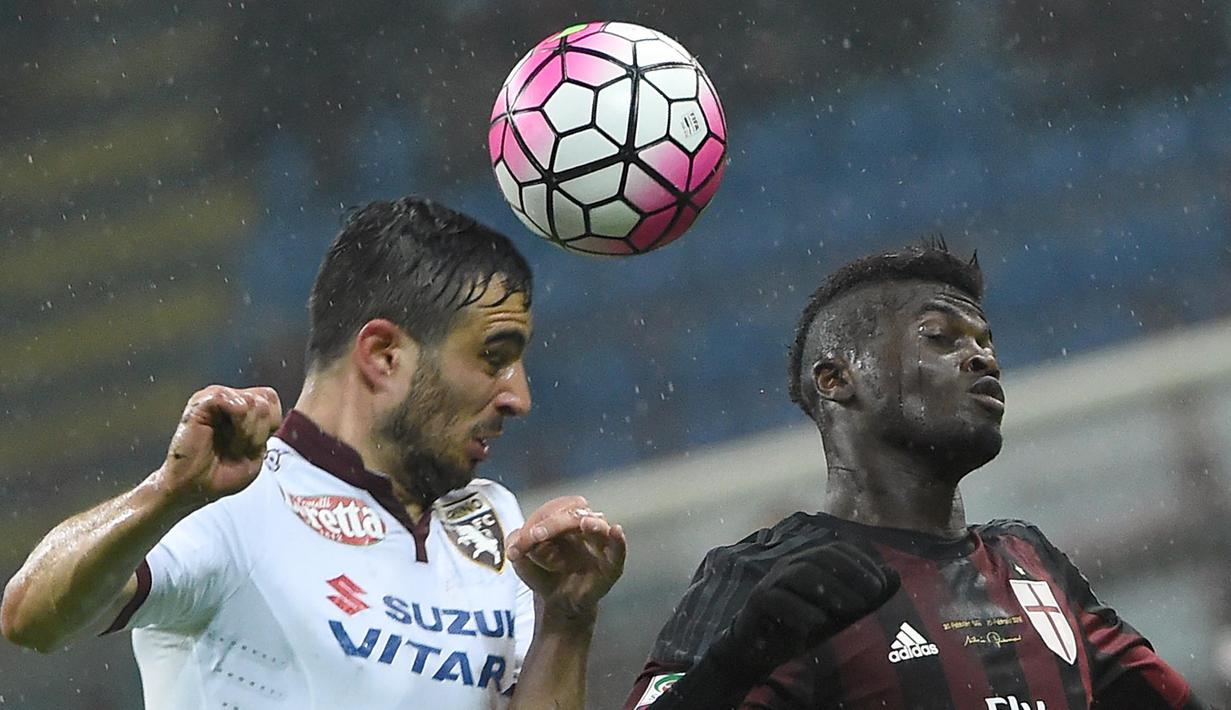 Pemain AC Milan, Mbaye Niang (kanan), berebut bola dengan pemain Torino, Nikola Maksimovic, pada laga lanjutan Serie A Italia di Stadion San Siro, Minggu (28/2/2016) dini hari WIB. (EPA/Daniel Dal Zennaro))