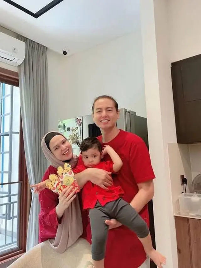 Inspirasi Outfit dan Gaya Rambut Imlek ala Artis (Instagram/@cutratumeyriska)