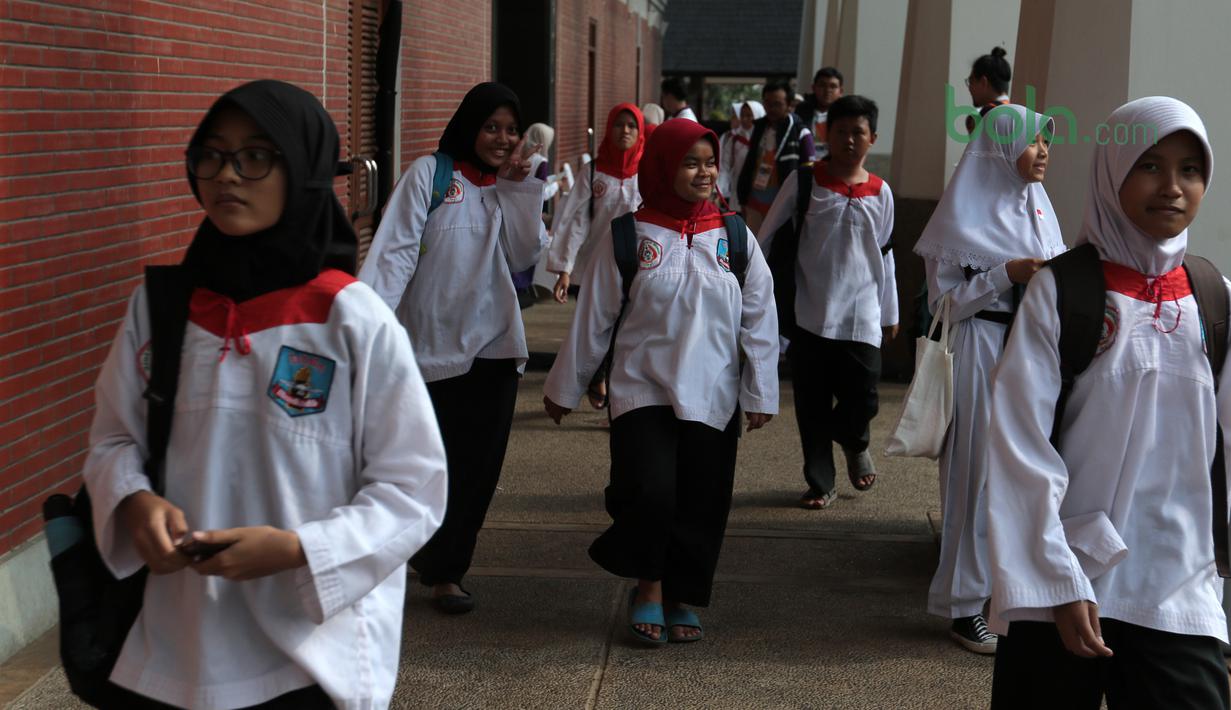 Para Siswi dari perguruan silat Merpati Putih hadir menyaksikan Test Event Asian Games 2018 di Padepokan Silat TMII, Jakarta, Senin (12/2/2018). Sebanyak sepuluh negara mengikuti test event pencak silat 2018 tersebut. (Bola.com/Nick Hanoatubun)