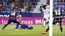 Keunggulan Levante tak bertahan lama. Vincius Jr berhasil menyamakan kembali kedudukan pada menit ke-73. Ia dengan tenang menceploskan bola setelah mendapatkan umpan terobosan yang diberikan oleh Casemiro. (Foto: AP/Alberto Saiz)