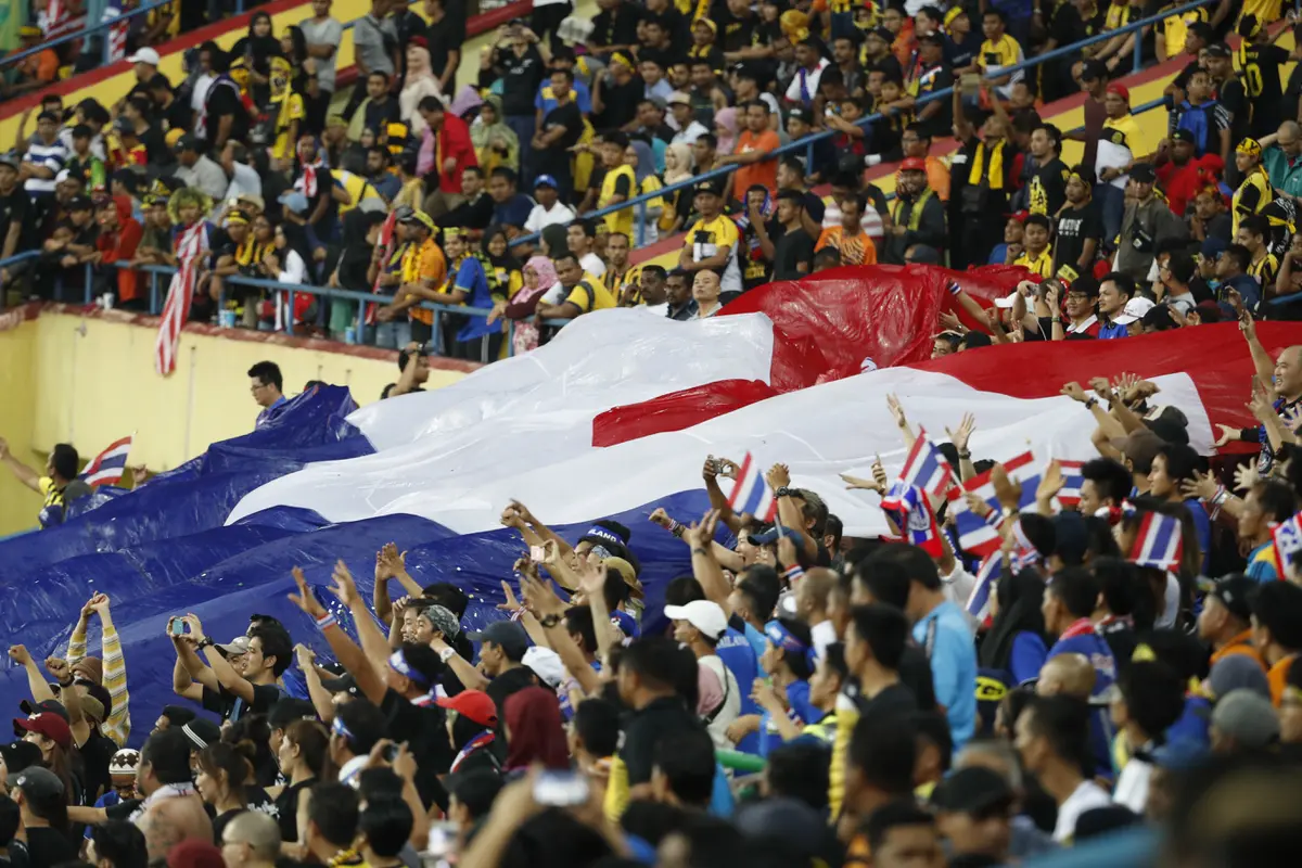 Pendukung Thailand merayakan kemenangan atas Malaysia pada final sepak bola SEA Games 2017 di Stadion Shah Alam, Selasa (29/8/2017). (AP Photo/Vincent Thian)