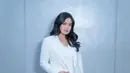Mengenakan outfit white on white, Titi Kamal tebar pesona dengan rambut panjangnya yang tergerai [@titi_kamall]