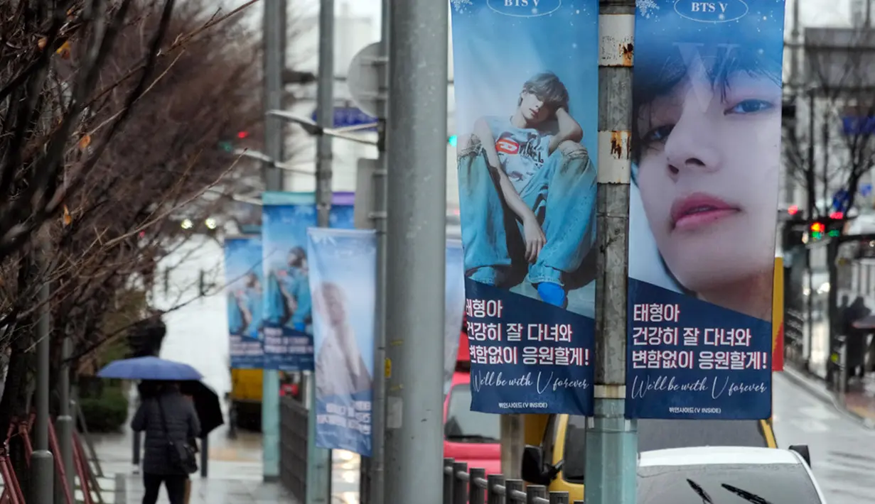 BTS kini resmi masuk era hiatus setelah Jungkook dan Jimin ikut wajib militer (wamil). Kedua member itu adalah yang terakhir yang ikut wamil, meski hanya beda satu hari dari RM (Kim Namjoon) dan V (Kim Taehyung). (AP Photo/Ahn Young-joon)