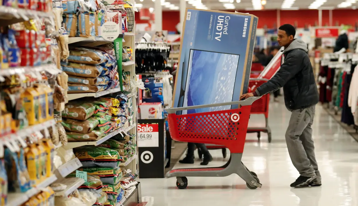 Pembeli mendorong troli belanjaan selama perayaan Black Friday di sebuah toko di Chicago, Kamis (24/11). Black Friday adalah tradisi hari belanja terbesar tahunan di Amerika yang berlangsung sehari setelah hari Thanksgiving. (REUTERS/Kamil Krzaczynski)