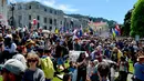 Para pengunjuk rasa menggelar demonstrasi di luar gedung Parlemen Selandia Baru, di Wellington, Selasa (9/11/2021). Ribuan warga Selandia Baru berdemonstrasi memprotes kebijakan vaksin covid-19 dan penguncian (lockdown) yang diterapkan negara itu. (Neil SANDS / AFP)