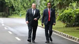 Presiden Jokowi dan PM Denmark Lars Lokke Rasmussen berjalan-jalan di Kebun Raya disela kunjungan kerja PM Denmark di Istana Bogor, Selasa (28/11). Indonesia dan Denmark membahas peningkatan kerja sama dalam pertemuan bilateral. (AP/Dita Alangkara)
