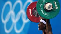 Raema Lisa Rumbewas dari Indonesia bertanding di nomor angkat besi kelas 53 kg putri grup A dalam Olimpiade Beijing 2008 di Beijing University of Aeronautics and Astronautics Gymnasium, Beijing, 10 Agustus 2008. (NICOLAS ASFOURI/AFP)