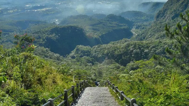 Gunung Galunggung di Kota Tasikmalaya, Jawa Barat merupakan salah satu objek wisata favorit warga sekitar