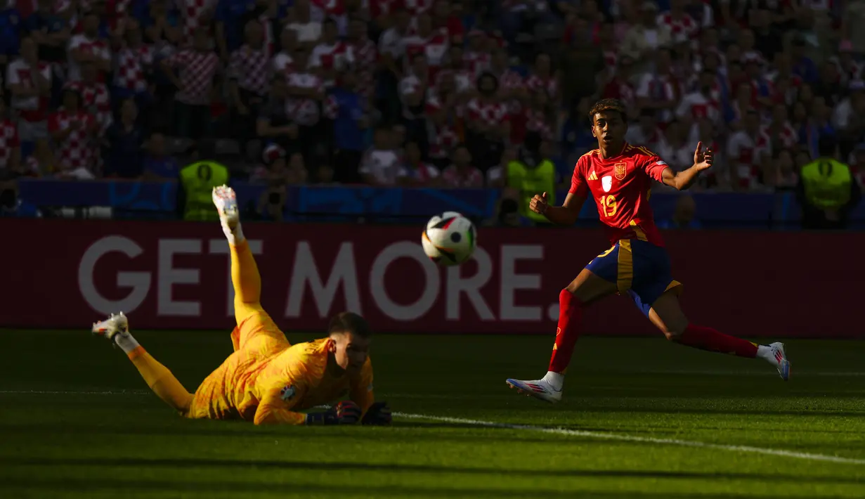 Pemain Spanyol, Lamine Yamal, berusaha mencetak gol ke gawang Kroasia pada laga grup B Euro 2024  di Stadion Olympia, Berlin, Minggu (16/6/2024). Yamal memecahkan rekor sebagai pemain termuda sepanjang sejarah di pertandingan Euro dengan usia 16 tahun dan 338 hari. (AP Photo/Manu Fernandes)