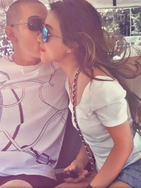 Merasa dirugikan, pria yang tahun lalu resmi menduda itu tak ingin melanjutkan ke jalur hukum. Bintang sinetron Bule Masuk Kampung 2 itu yakin akan ada hukum yang lebih dasyat dibanding pengadilan. (Instagram/okankornelius)