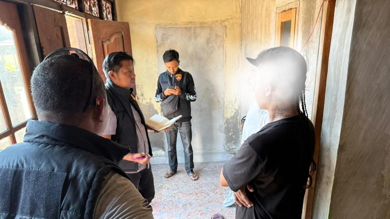 Polisi dan dua pelaku viral anjing dimasak di Bali saat diperiksa di Mapolsek Nusa Penida, Jumat (3/4)