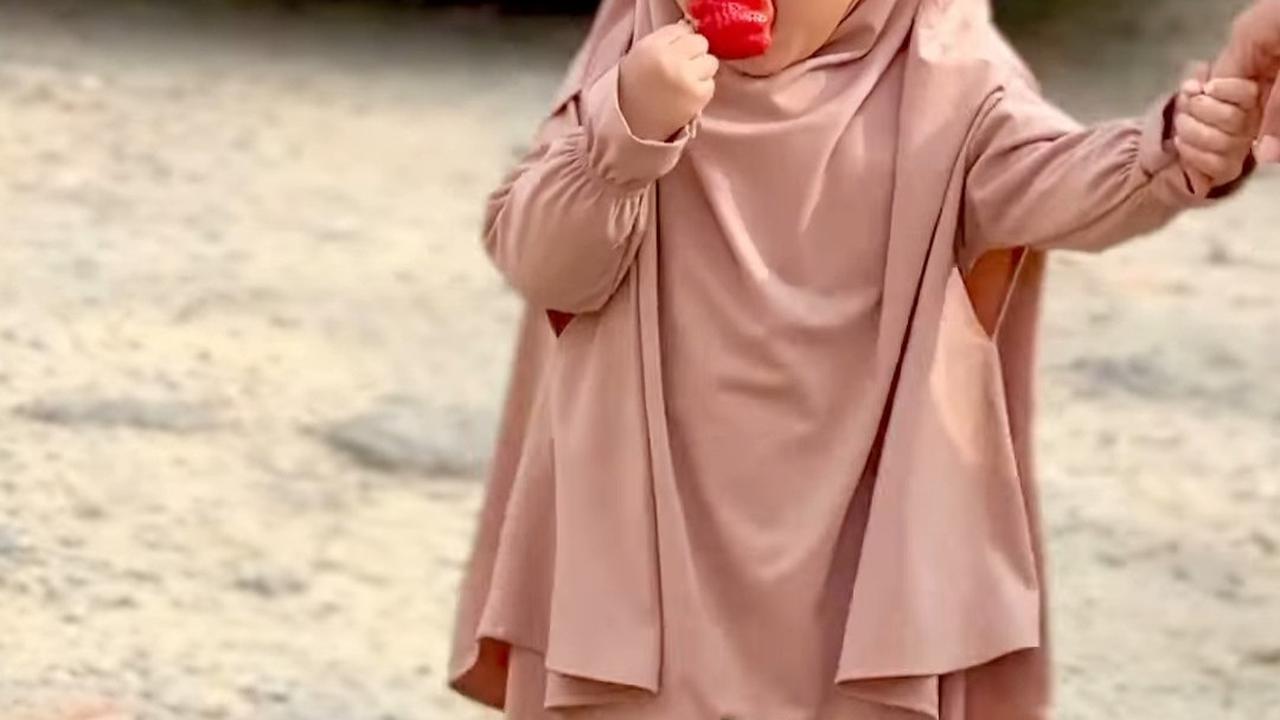 Disebut Ceu Haji, Potret Cantik Kamya Anak Kedua Fitri Tropica - Bestie Rayyanza yang Dijuluki 'Duta Rebahan'