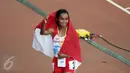 Atlet putri Indonesia, Triyaningsih berpose saat melakukan perayaan kemenangannya di nomor 10.000 M di National Stadium Singapura, Kamis (11/6/2015). Triyaningsih mencatatkan waktu 33 menit 44,53 detik. (Liputan6.com/Helmi Fithriansyah)