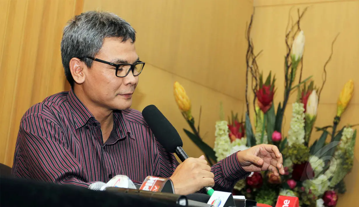 Pelaksana tugas (Plt) pimpinan KPK, Johan Budi memberikan keterangan terkait dikabulkannya gugatan praperadilan mantan Walikota Makassar, Ilham Arief Sirajuddin di Gedung KPK, Jakarta, Selasa (12/5/ 2015). (Liputan6.com/Helmi Afandi)