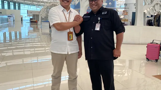 Direktur PT Bandar Udara Internasional Jawa Barat (Perseroda) Muhamad Singgih dan Executive General Manager Bandara Internasional Kertajati, R Indra Crisna Seputra di Bandara Kertajati, Majalengka, Jawa Barat.